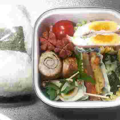 こんにゃくとさつま揚げの炒め物が入っているお弁当