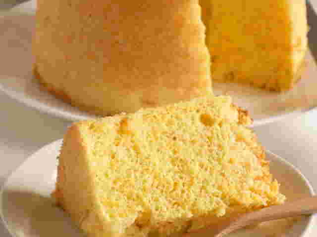 切り分けられたにんじんのシフォンケーキがお皿に盛られている様子