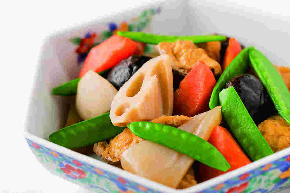 大根と人参、油揚げを使った凍み大根の煮物