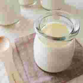 豆腐プリンがプリン用のガラス瓶に入っている様子