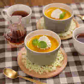 豆腐プリンが食卓に並んでいる様子