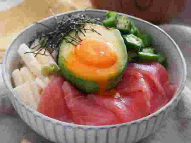 長芋とマグロのアボたま丼