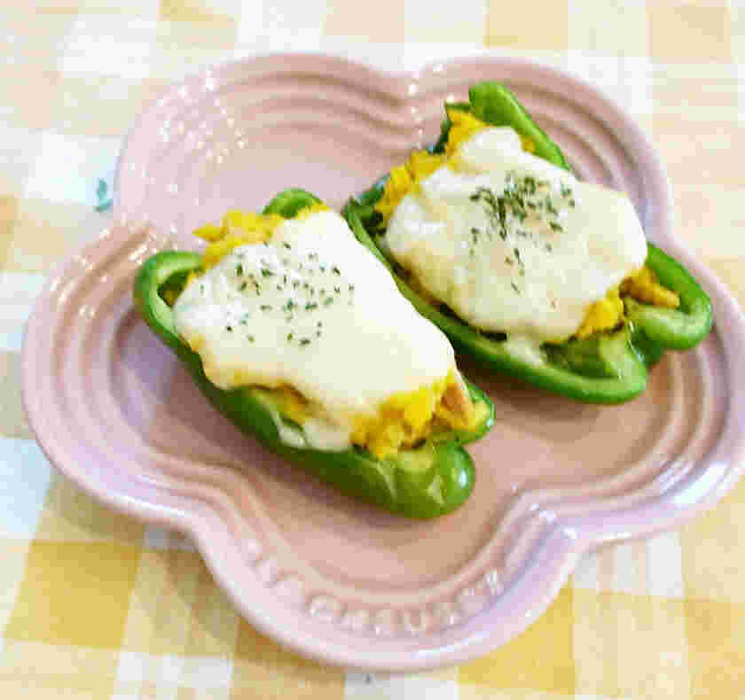 かぼちゃサラダをリメイクしたピーマンのチーズ焼き