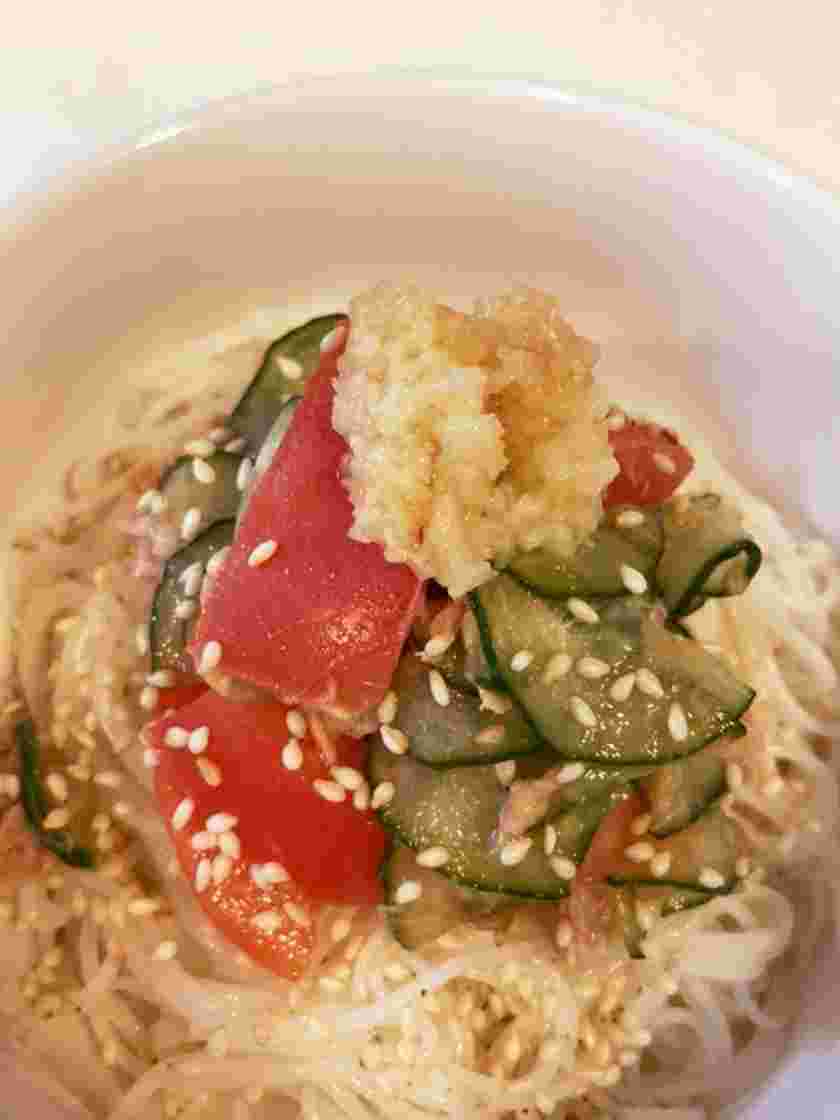 酢が入ったサラダそうめん