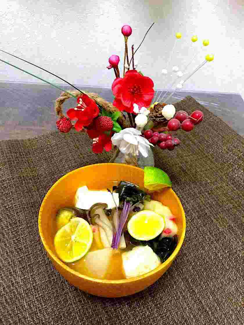 豆腐を使った味噌汁がお碗によそわれている様子