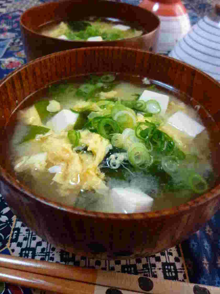 豆腐とわかめを使った味噌汁がお碗によそわれている様子