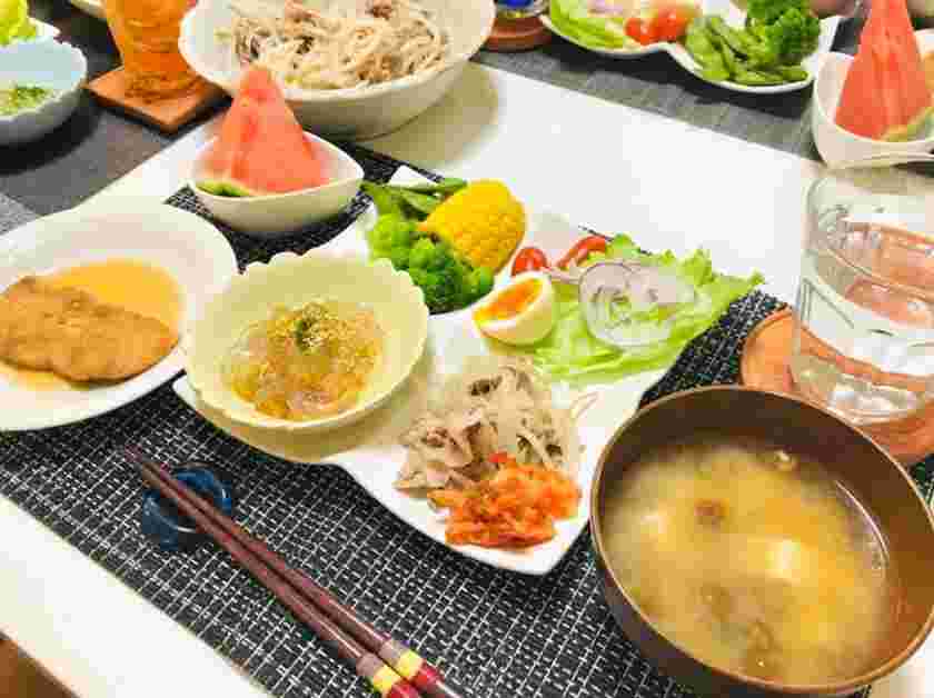 豆腐を使った味噌汁が食卓に並んでいる様子