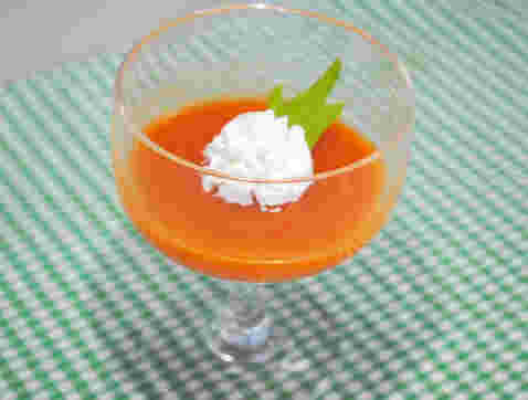 生クリームのトッピングされた人参ゼリー