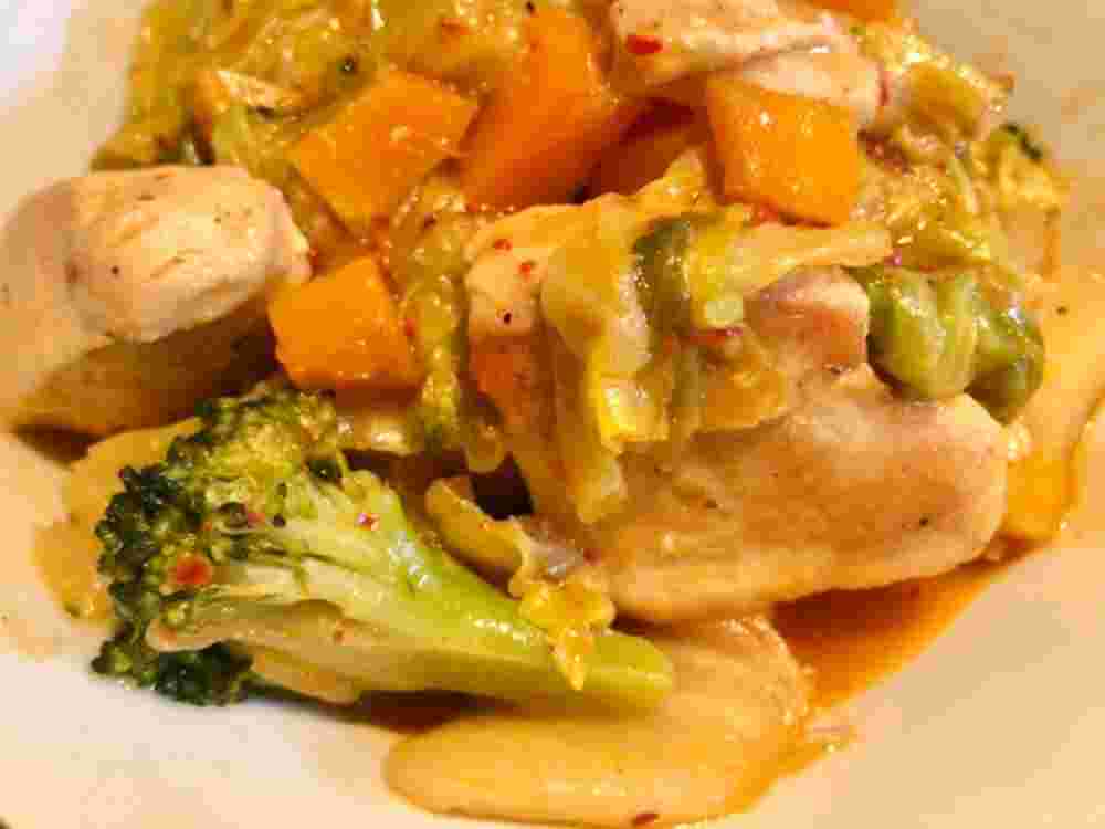 コチュジャンを使った鶏肉とブロッコリーのキムチ炒め