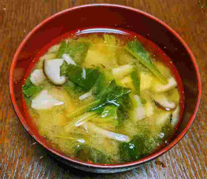 マッシュルームや椎茸などきのこがたっぷり入ったみそ汁