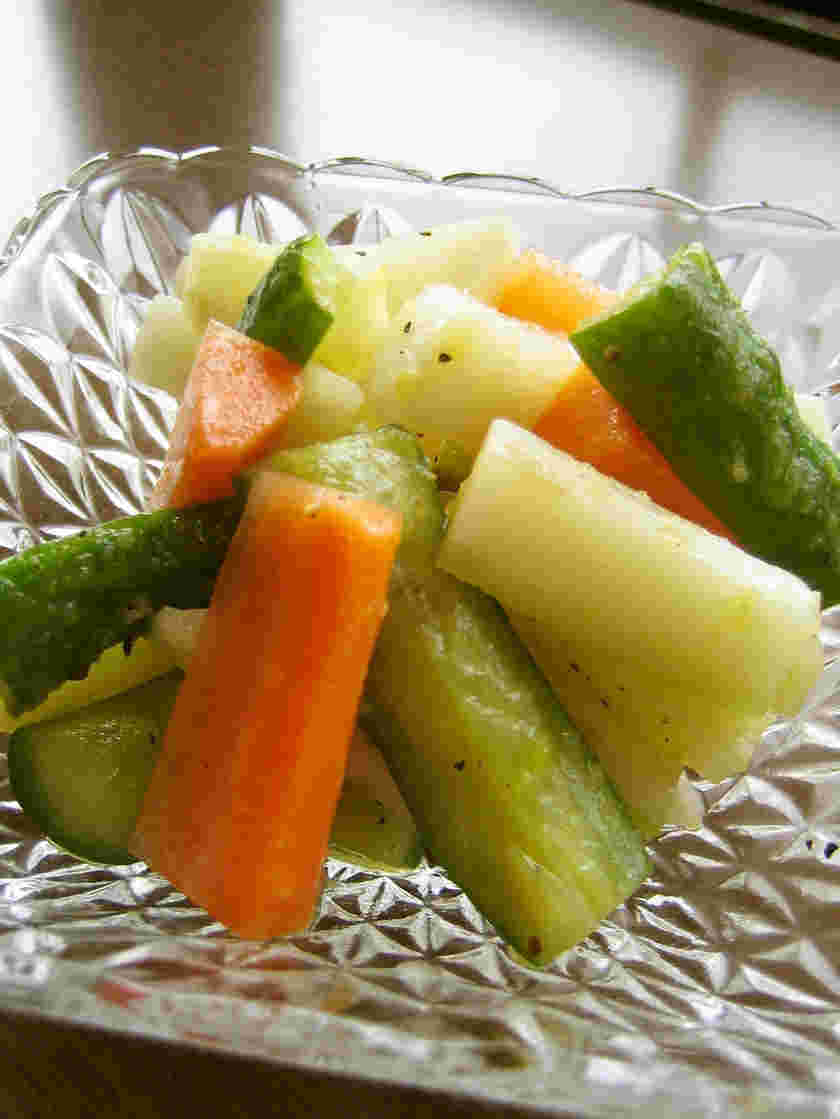 人参とオリーブオイルを使った野菜のサラダ漬け