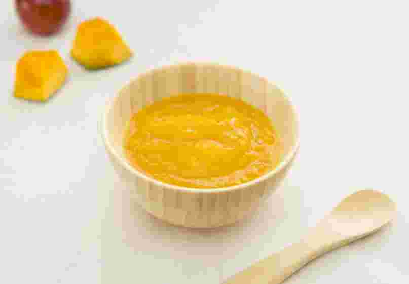 ベージュの器に入った離乳食であるかぼちゃお玉ねぎのトロトロ煮