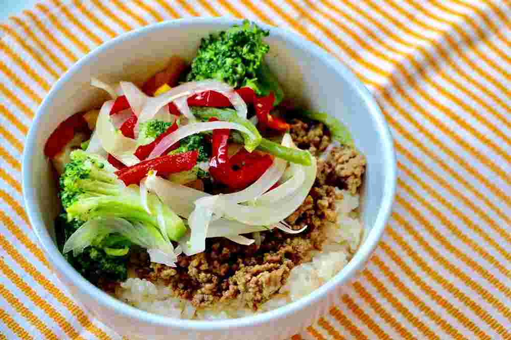 豚肉とブロッコリーの野菜たっぷり洋風丼とのレシピ