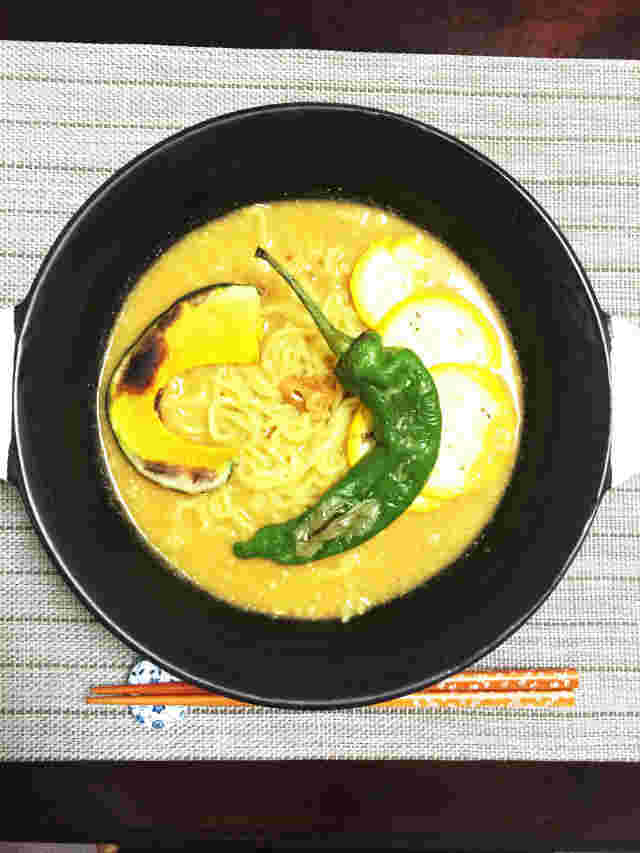 人気レシピで作るズッキーニとかぼちゃのヴィーガンラーメン