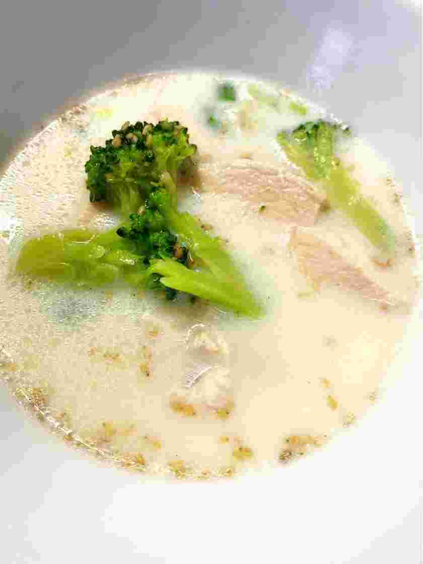 ごま油を使用したブロッコリーと鶏むね肉の豆乳スープ