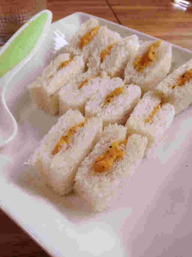 かぼちゃとヨーグルトで作ったクリームを挟んだ離乳食用サンドイッチ