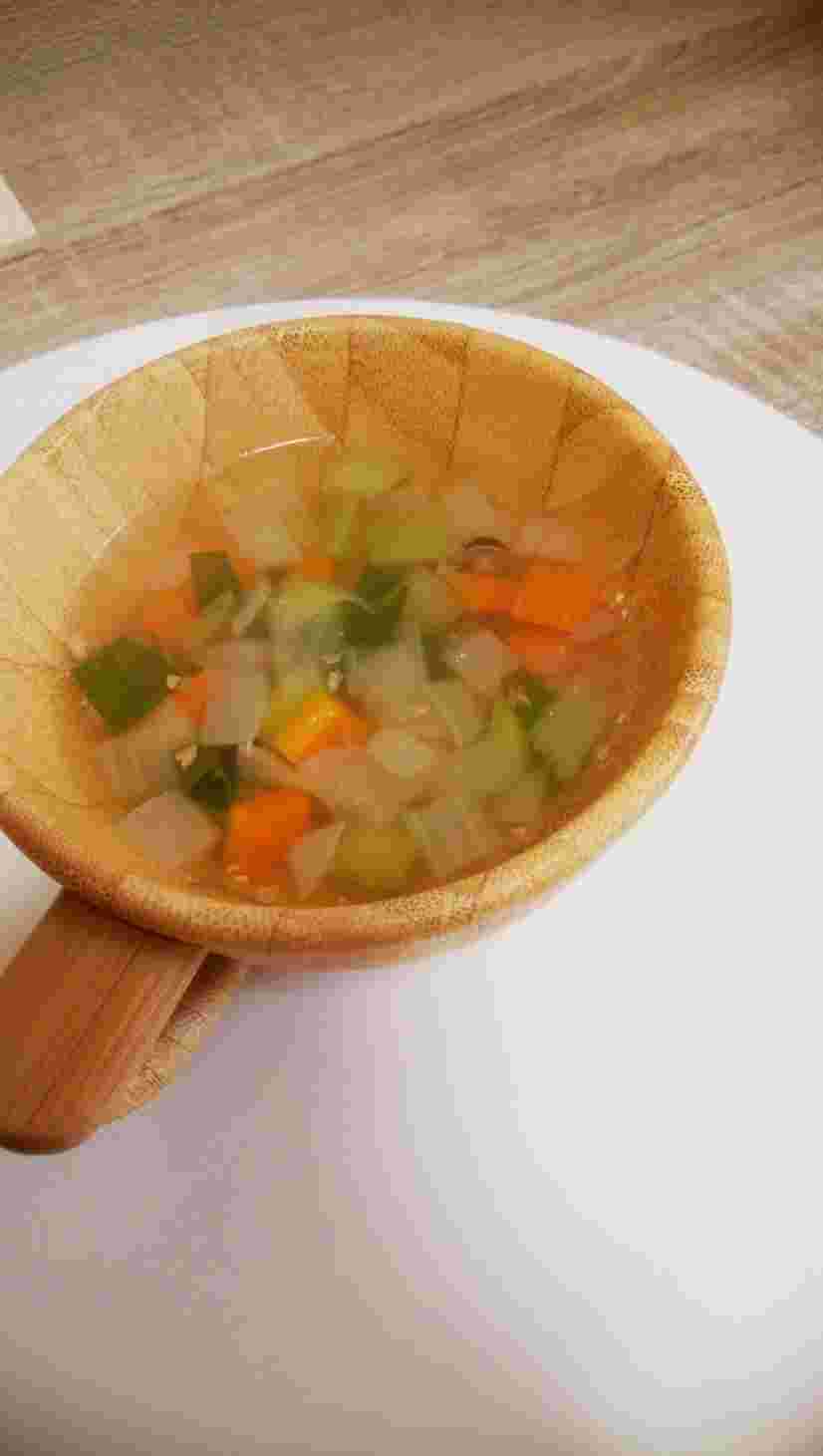 人参とチンゲン菜入りの野菜たっぷり生姜コンソメスープ