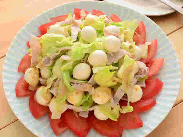 見た目が華やかなモッツァレラチーズと冷しゃぶのサラダ