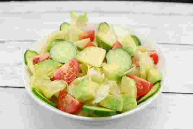 アボカドときゅうり、トマトの野菜サラダ