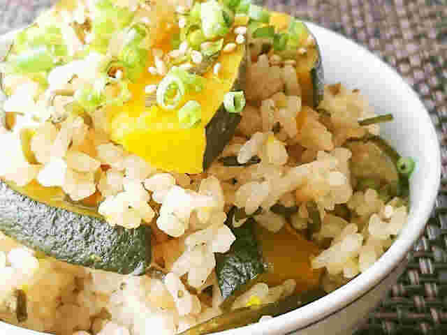 かぼちゃと塩昆布の炊き込みご飯がお茶碗に盛られている様子