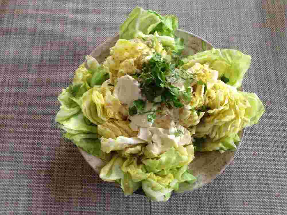 おぼろ豆腐を使った丸ごと春キャベツのブロッサムサラダ