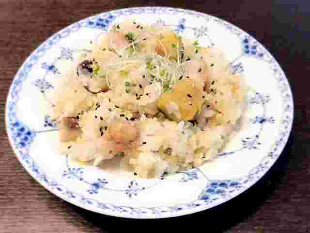 かぼちゃの炊き込みご飯がお皿に盛られている様子