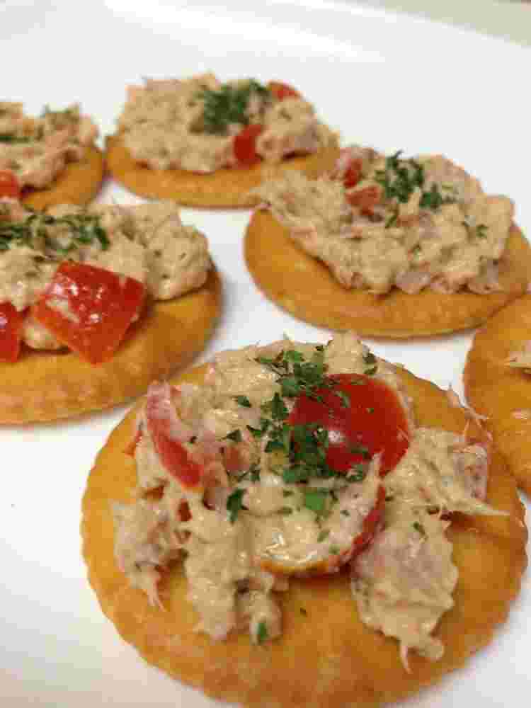 クラッカーを使ったツナトマト粉チーズ入りのおつまみ
