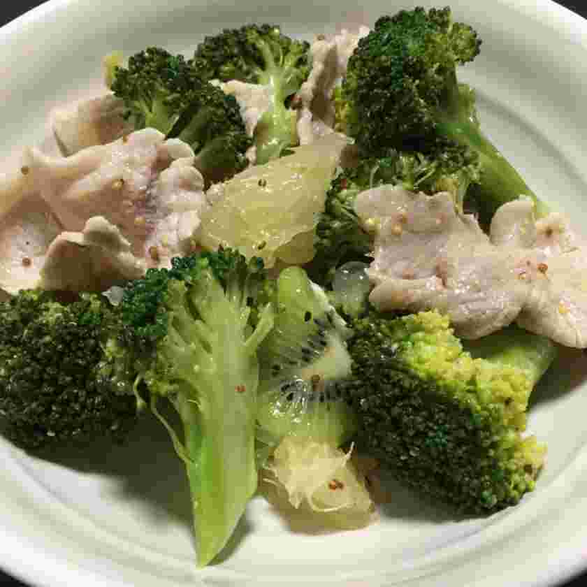 ブロッコリーと豚肉入りのキウイサラダ