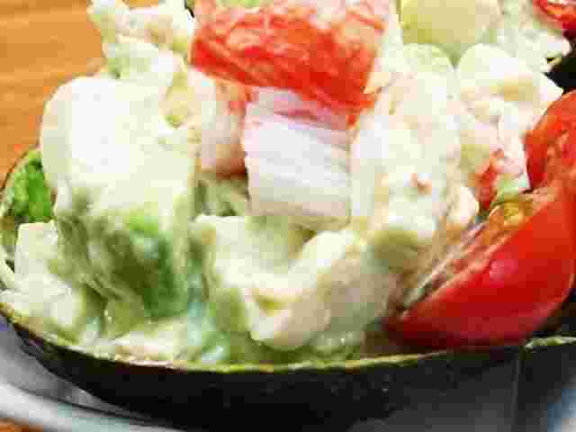 マヨネーズとポン酢で作った和風のアボカドと豆腐とカニかまでお手軽サラダ