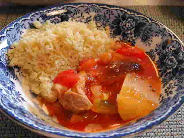 鶏肉のトマト煮込みクスクス添え