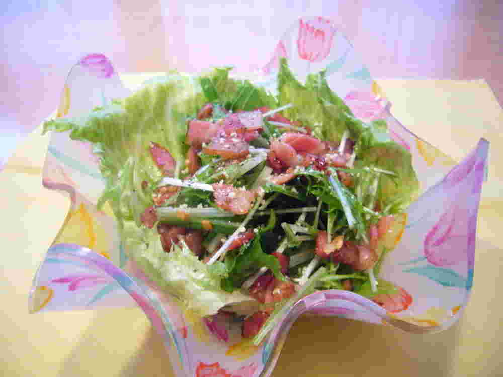 黒こしょう、粉チーズをかけた水菜とベーコンの洋風サラダ