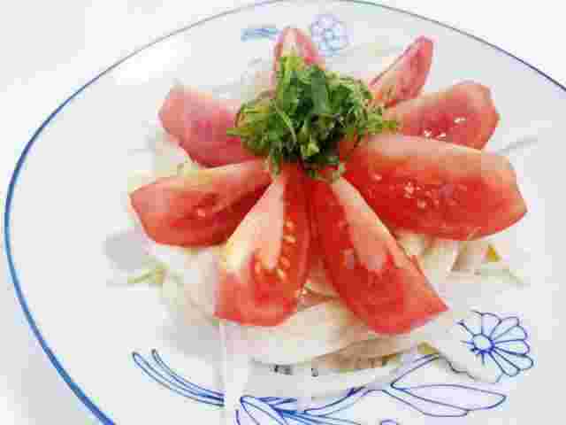 おしゃれなトマト玉ねぎ大葉のカルパッチョ