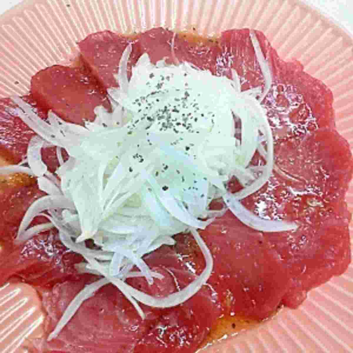 ぽん酢をかけたマグロのカルパッチョ