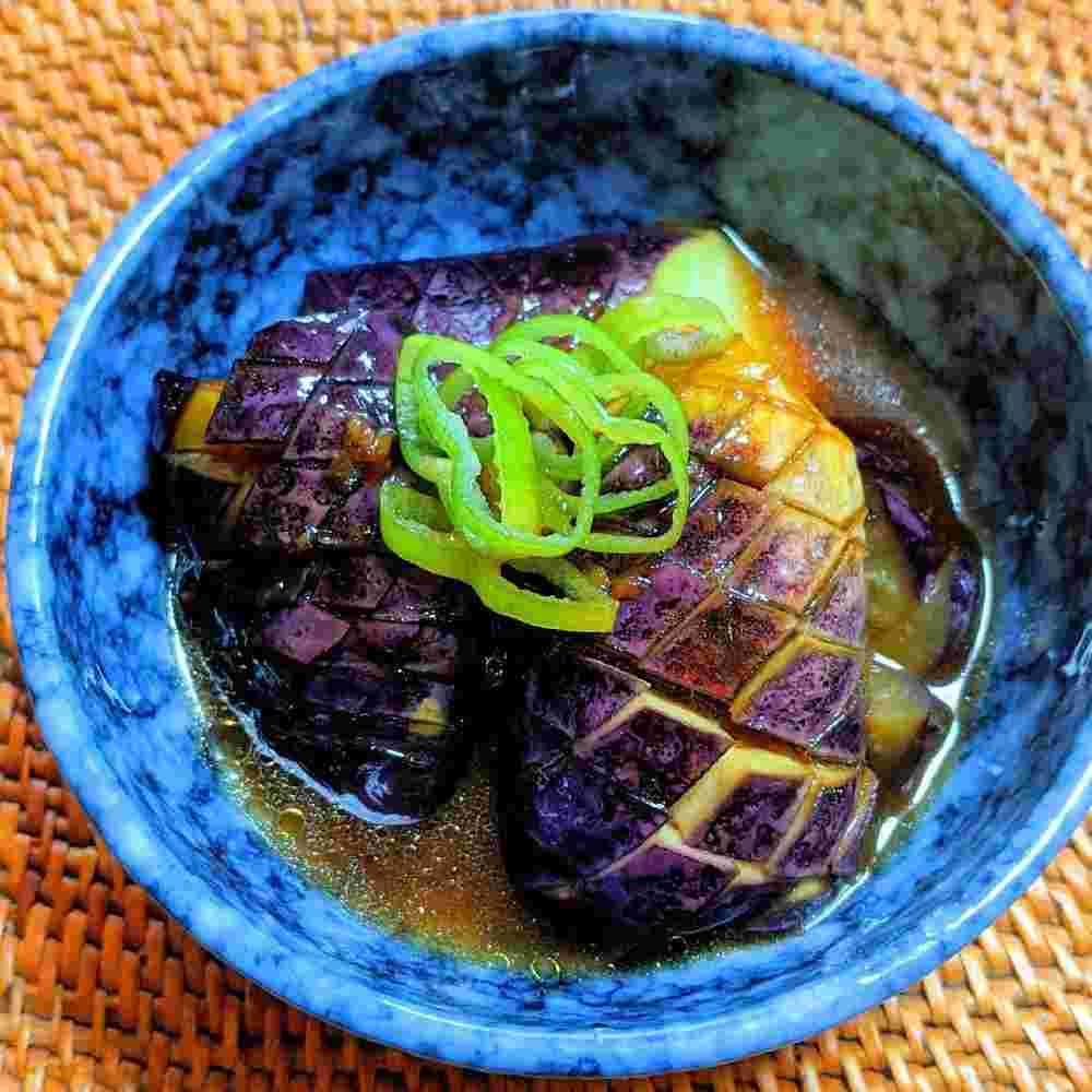 青い器に盛られている作り置きできるおつまみの茄子の煮浸し