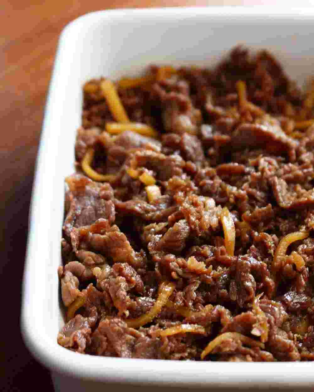 ホーローに入れられた作り置きできるおつまみの牛肉のしぐれ煮