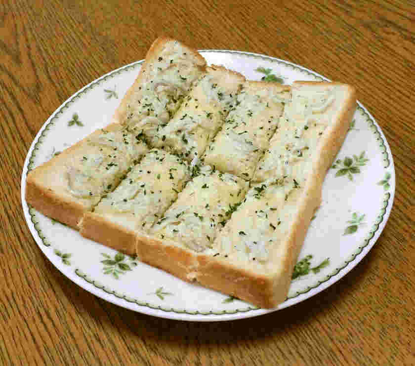 しらすとマヨネーズのトースト