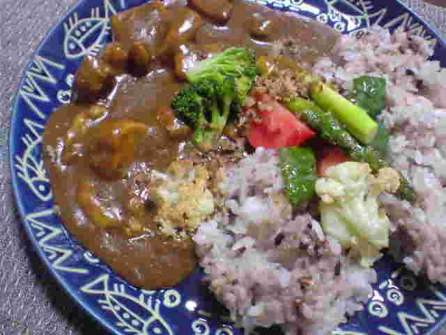 素揚げしたブロッコリーなどの野菜とチキンのカレー 