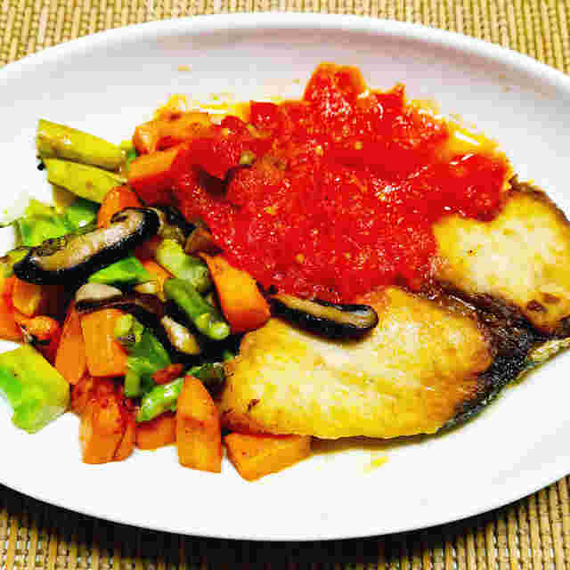 ブリと素揚げにしたブロッコリーなどの野菜のトマトソースがけ