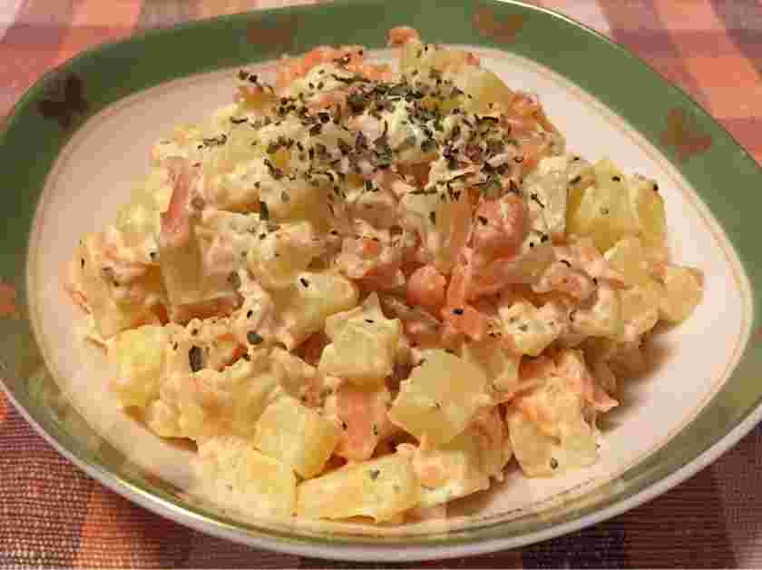 スモークサーモンとコロコロポテトサラダ