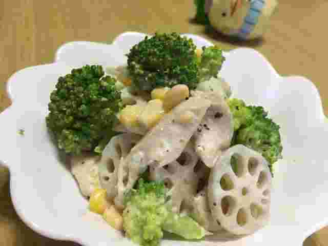 ブロッコリーとれんこんと蒸し鶏のサラダ