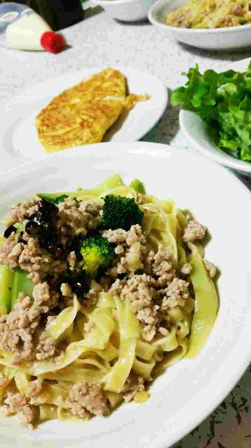 ひき肉とブロッコリーのオイルパスタ