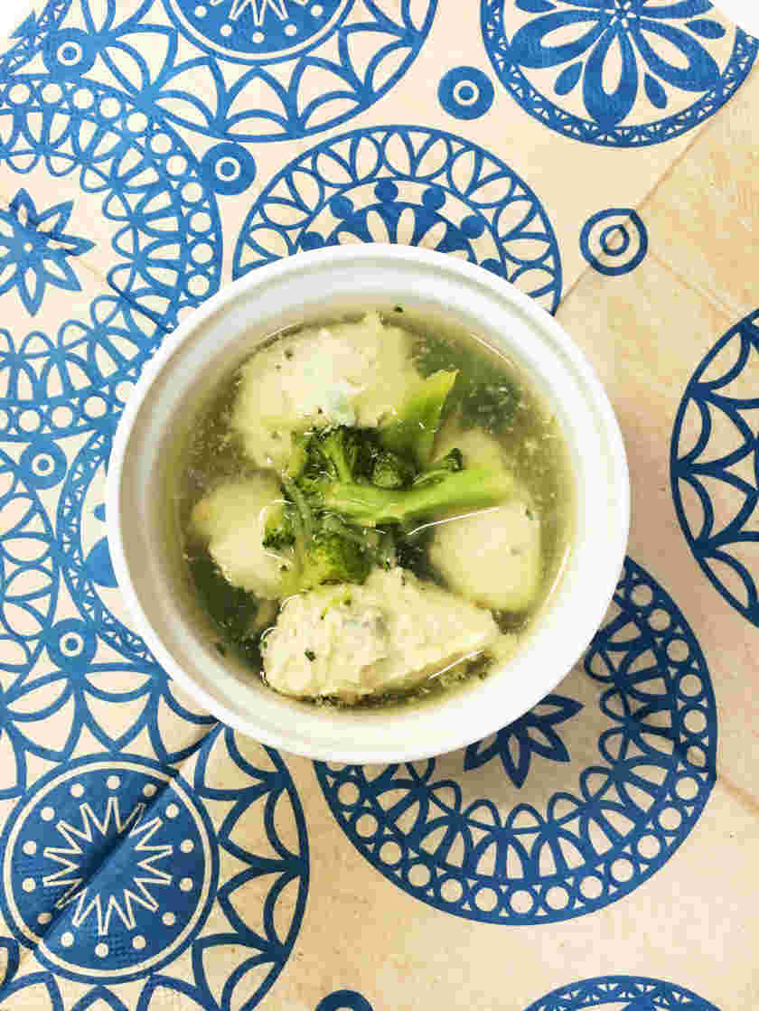 生姜とブロッコリーの鶏つくねスープ