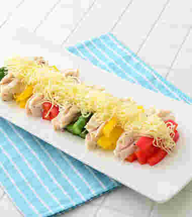 アスパラを使用した夏野菜とサラダチキンのカラフルサラダ