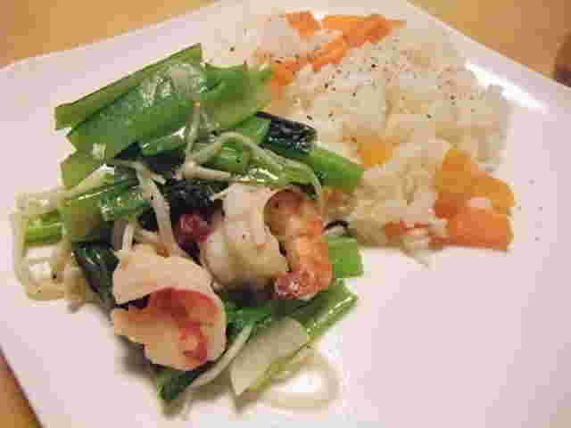 濃厚な味付けの小松菜と海老で洋風炒め