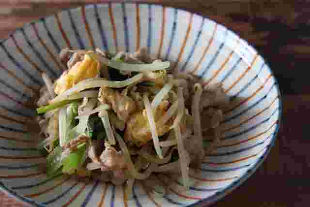 美味しそうな小松菜と卵の洋風炒め物