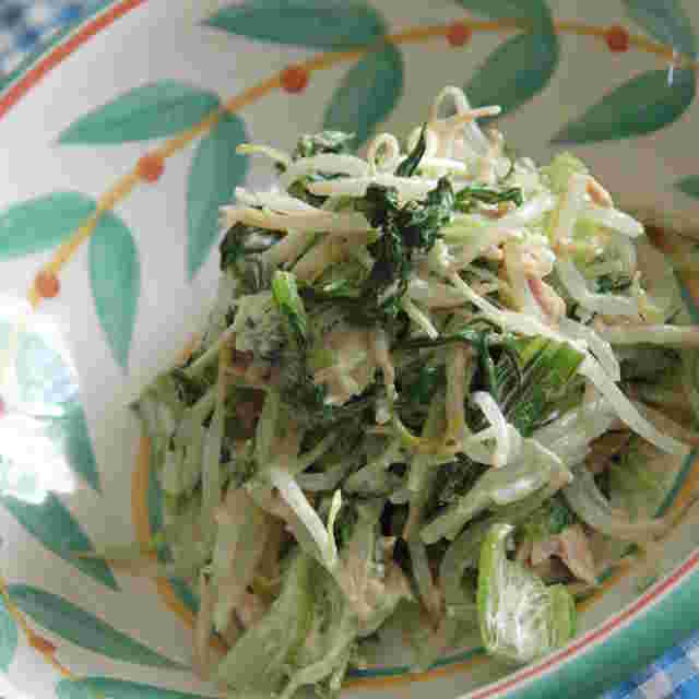 チンゲン菜を使ったサラダがお皿に盛られている様子