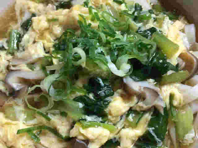 温かい小松菜しめじの玉子とじうどん