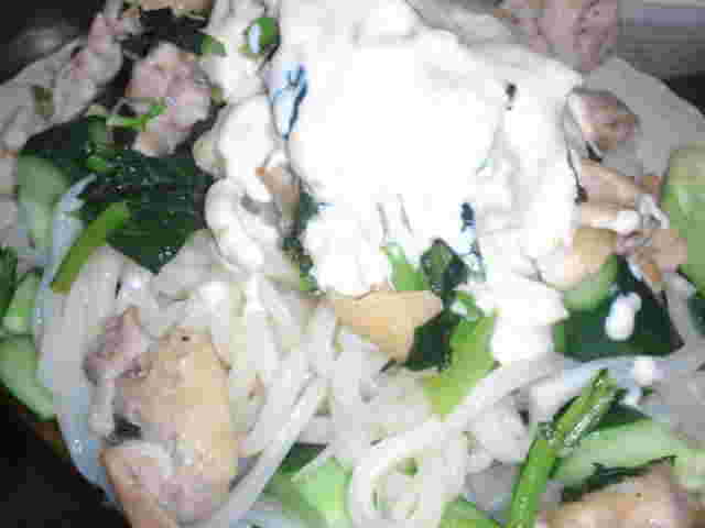 優しい味付けの鶏肉ときゅうりと小松菜のサラダ風冷やしうどん