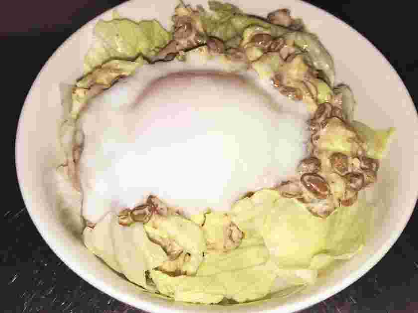 納豆とキャベツと温玉のサラダ