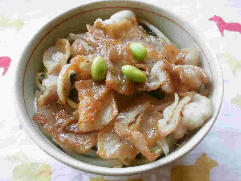 小松菜、もやしを合わせた豚肉丼